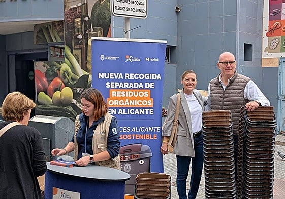 La concejal de Comercio, Lidia López, y el de Limpieza, Manuel Villar, con los contenedores marrones.