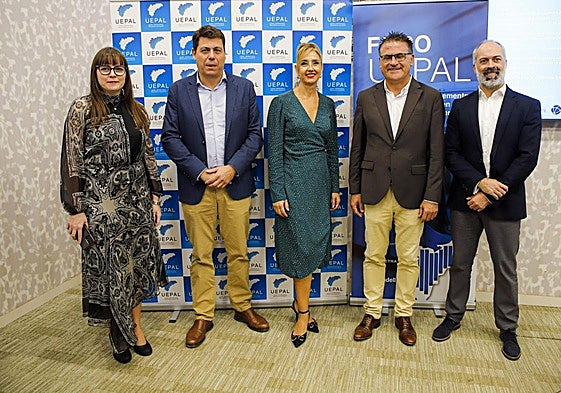 Organizadores y participantes en el foro Uepal.