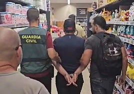 Imagen de la detención en un supermercado de Torrevieja.