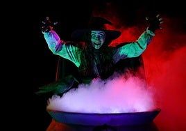 Una actriz interpreta a una bruja haciendo un conjuro en un caldero.