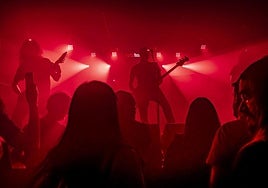 El color rojo, protagonista en la actuación de Celeste en Murcia