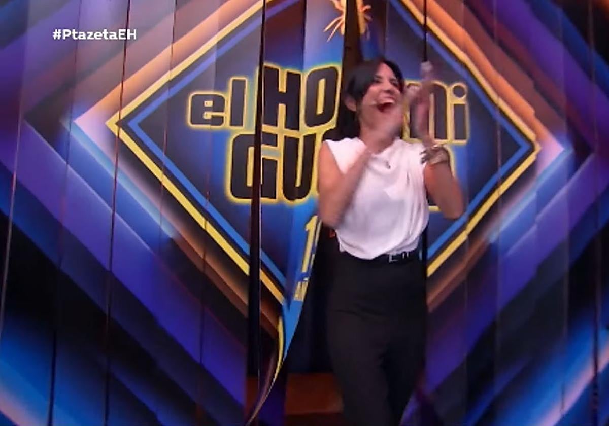 La ganadora del apartamento en Torrevieja entra en el plató de 'El Hormiguero'.