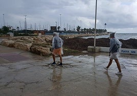La lluvia cae sobre la Marina Alta y sus habitantes salen a la calle con chubasqueros.