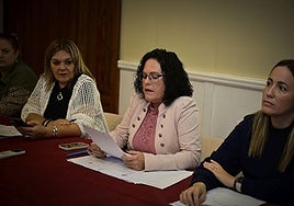 La presidenta de la Federación de los Moros y Cristianos de Dénia, Sonia Pérez, lee su carta de dimisión.