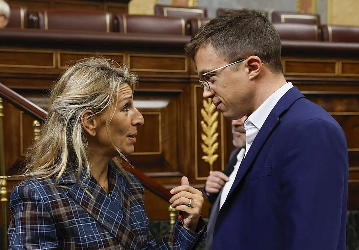 Yolanda Díaz conversa con Iñigo Errejón.