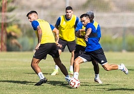 Dani Romera se dispone a golpear con la zurda en un entrenamiento.