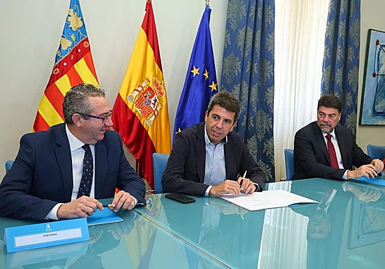 El presidente de la Diputación, Toni Pérez; el jefe del Consell, Carlos Mazón, y el alcalde de Alicante, Luis Barcala, en la Comisión Mixta.