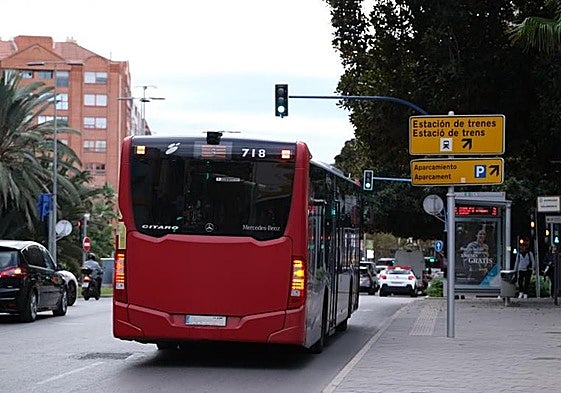 Autobús urbano yendo a una parada en la estación de Renfe de Alicante.