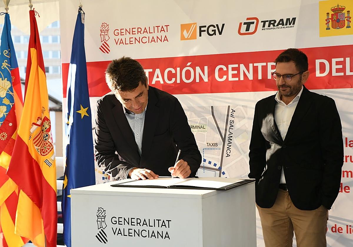 El presidente de la Generalitat, Carlos Mazón, firma el acta de replanteo de la Estación Central del Tram.