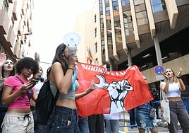 Concentración de estudiantes frente a la Dirección Territorial de Educación en Alicante.