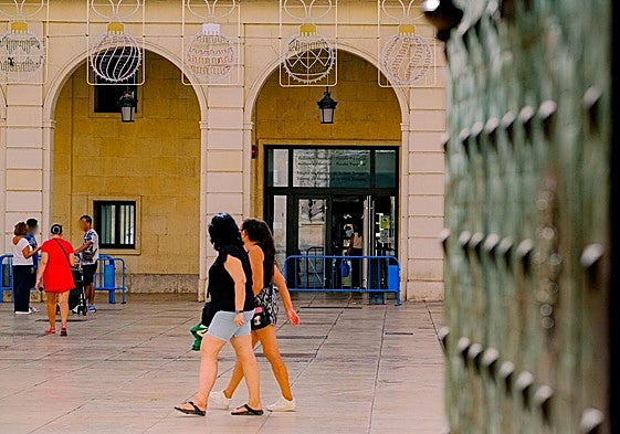 Entrada a la Audiencia Provincial de Alicante.