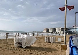 El temporal marítimo afecta a la playa del Postiguet.