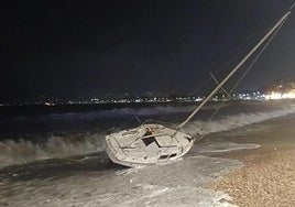 Velero varado en la playa de la Grava de Xàbia.