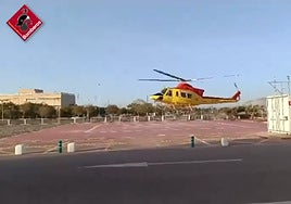 El helicóptero de rescate del Consorcio de Bomberos de la Diputación despega de su base en Alicante camino de Valencia.