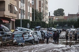 Vecinos afectados por la DANA en Alfafar, Valencia.