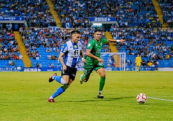 Sotillos avanza por la banda derecha en el choque ante el Antequera.