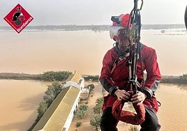 Los Bomberos de Alicante salvan a 20 personas en Valencia, incluida una mujer con un bebé de un año
