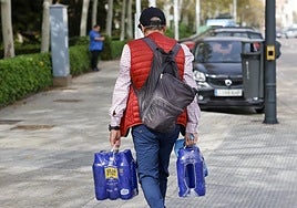 Una persona hace acopio de agua en Valencia.