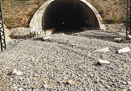 Entrada de un túnel totalmente colapsado.