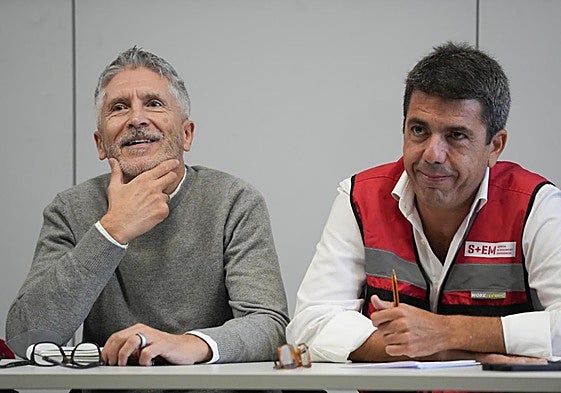 El ministro del Interior, Fernando Grande-Marlaska (i), y el presidente de la Generalitat valenciana, Carlos Mazón (d), durante la reunión del Centro de Coordinación Operativo Integrado (CECOPI) de la Comunitat Valenciana.