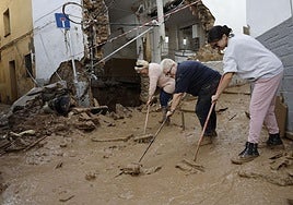 Vecinos de Chiva limpian sus hogares tras la DANA.