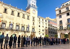 Grupos políticos del Ayuntamiento de Alicante en los cinco minutos de silencio.