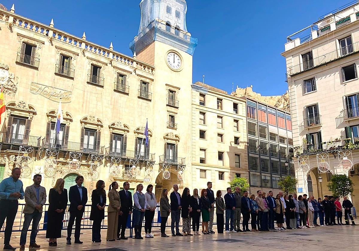 Grupos políticos del Ayuntamiento de Alicante en los cinco minutos de silencio.