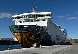 El buque 'Cracovia' en el Muelle 13 del Puerto de Alicante.