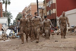 Militares trabajando en las calles de Paiporta.