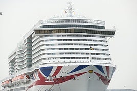 Crucero de Arvia atracado en el puerto de Alicante.