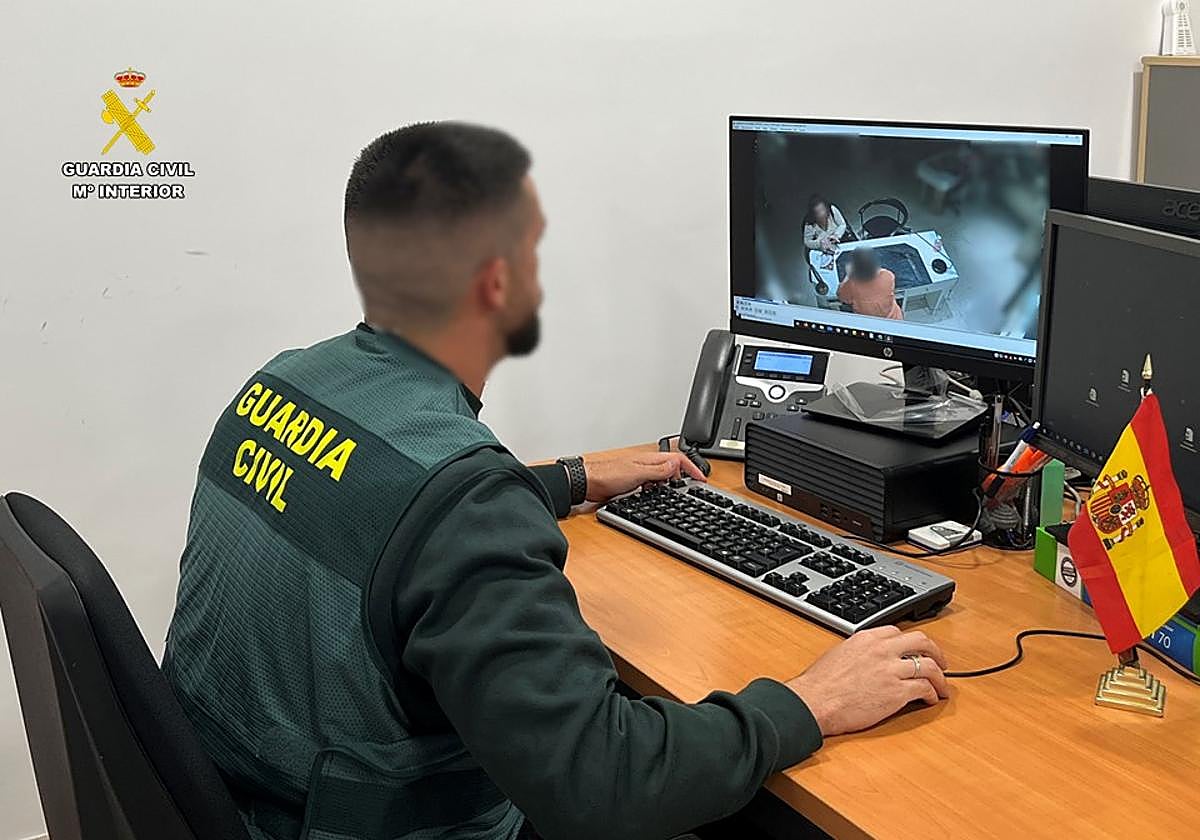 Un agente de la Guardia Civil durante la investigación.