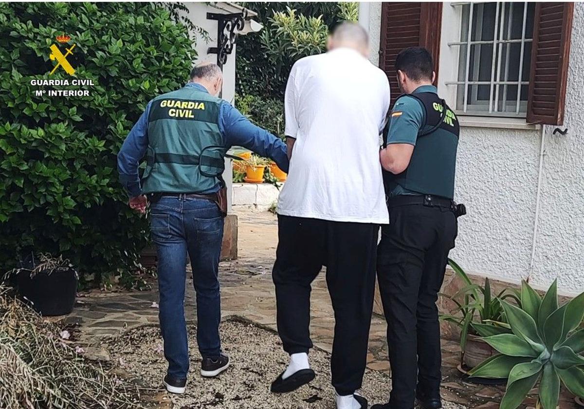 Arresto del hijo prófugo en Francia.