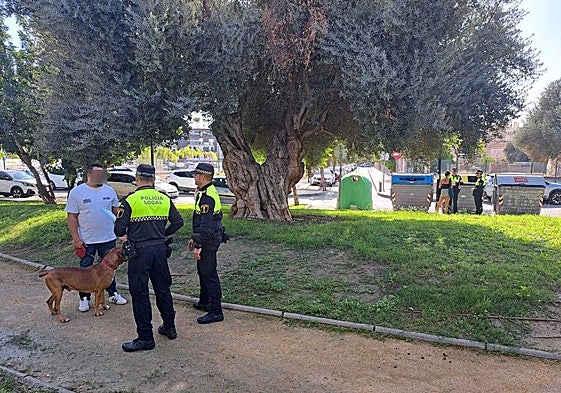 Agentes de la Unidad de Limpieza de Sant Joan.
