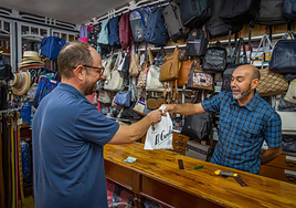 Un cliente realiza una compra en la histórica sombrerería El Gavilán de la calle Mayor.