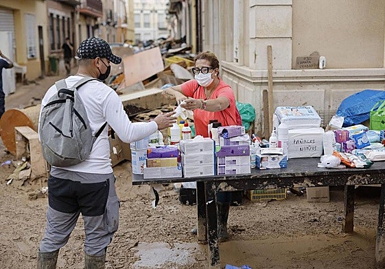 Reparto de material de higiene en Paiporta.