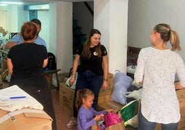 Varios voluntarios en un racó recogiendo ayuda para Valencia.