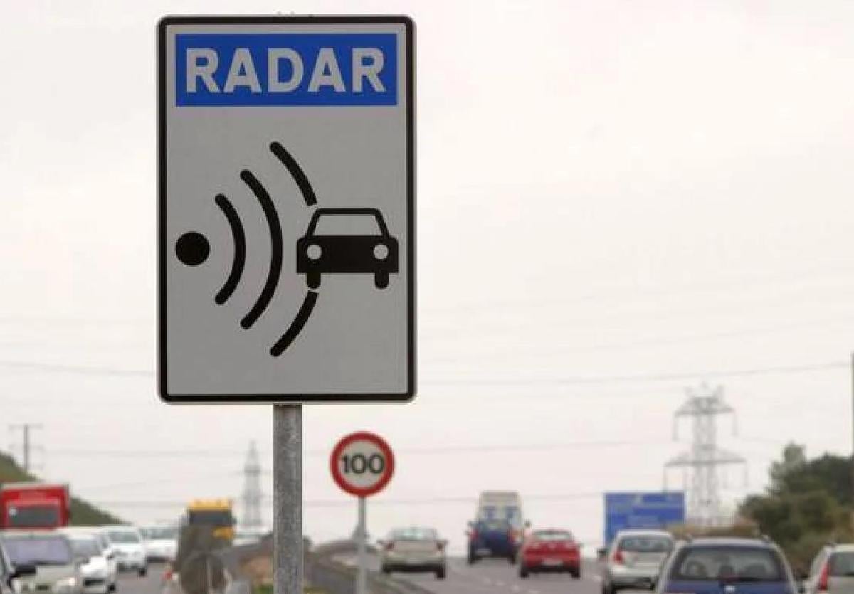 Un cartel que indica que la velocidad está controlada por radar.