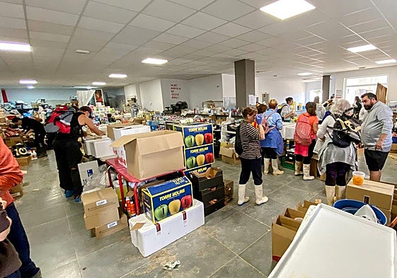 Reparto de alimentos en la falla Les Barraques