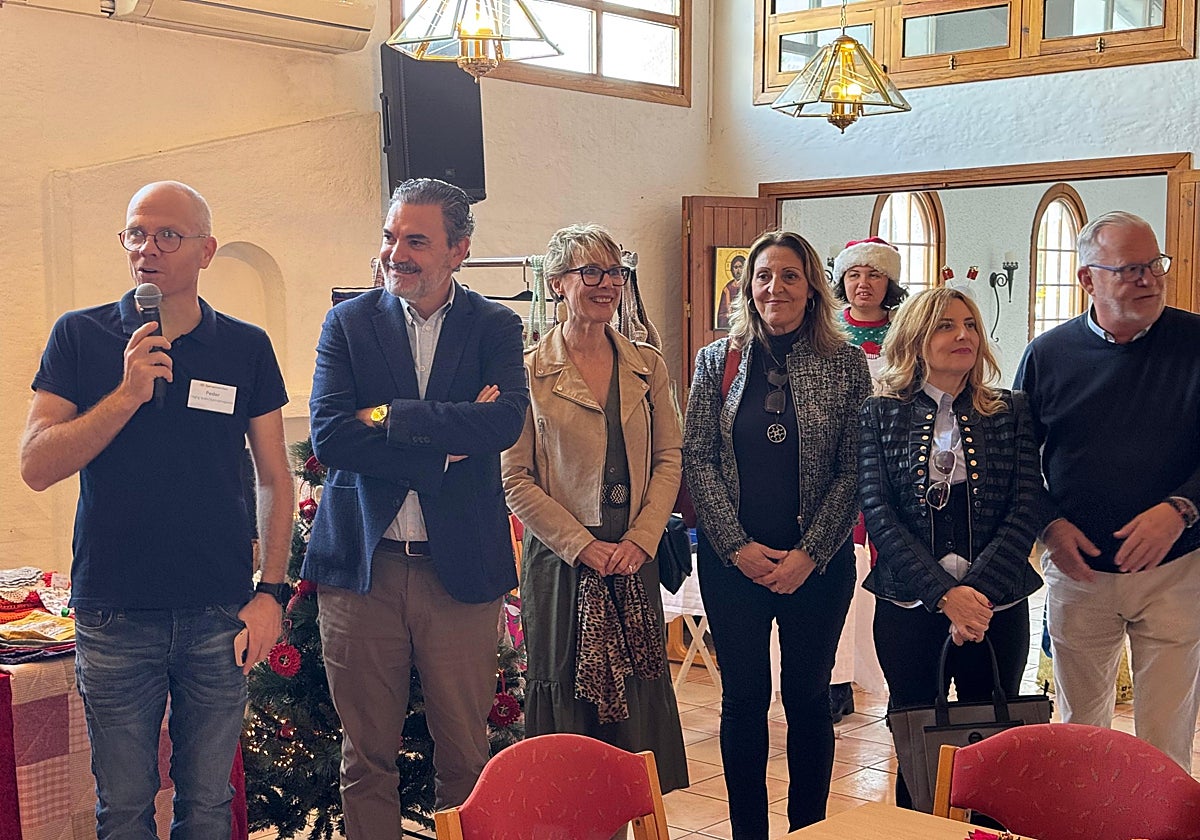 Vicente Arques junto a sus ediles y los responsables de la iglesia noruega de l'Alfàs del Pi