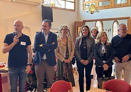 Vicente Arques junto a sus ediles y los responsables de la iglesia noruega de l'Alfàs del Pi