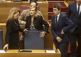 Mazón, con las conselleras Pradas y Camarero, al retorno de su asiento.