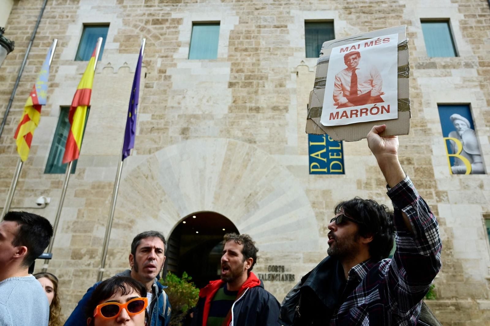 Imagen secundaria 1 - Una concentración ante Les Corts reclama la «dimisión» de Mazón y denuncia las «muertes evitables»