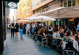 Veladores de la calle Castaños de Alicante.