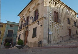 Fachada del Ayuntamiento de Biar con platos.