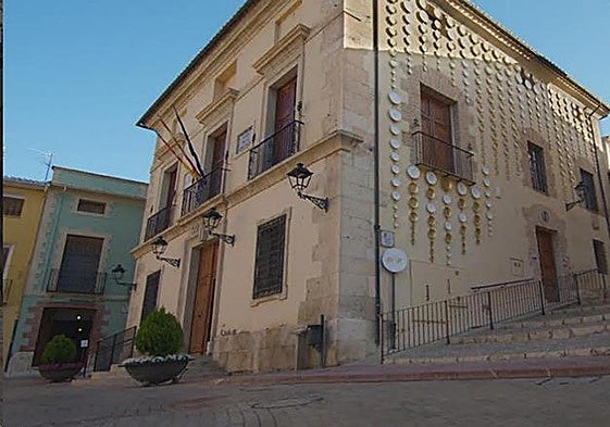 Fachada del Ayuntamiento de Biar con platos.
