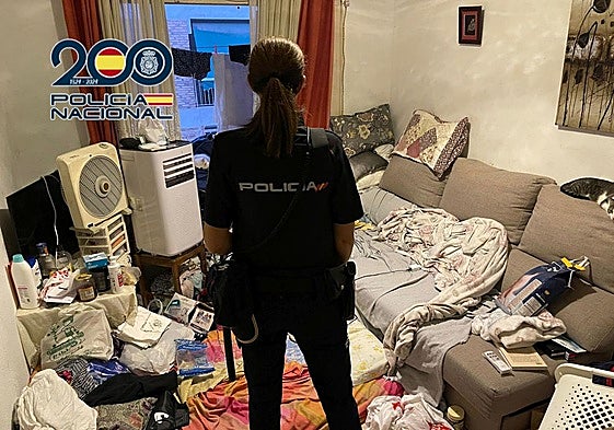 Agente de Policía Nacional en uno de los 'pisos patera' descubiertos en Alicante.
