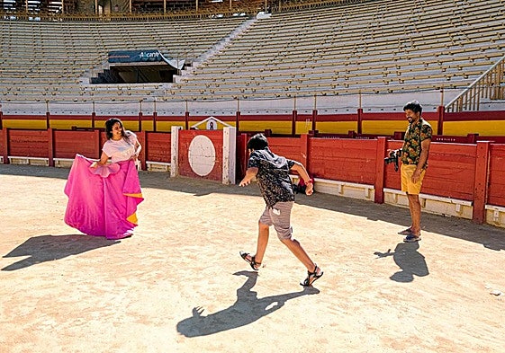 Turistas en la plaza de toros de Alicante.