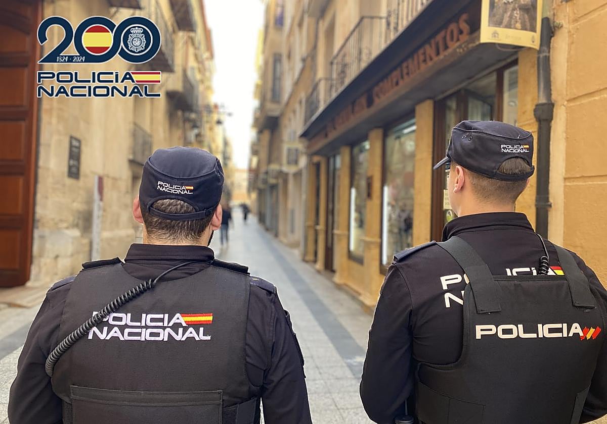 Imagen de archivo de dos agentes de la Policía Nacional.