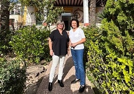 La diputada de Arquitectura, Carmen Sellés, junto a la alcaldesa de la localidad y diputada de Bienestar Social, Loreto Serrano.