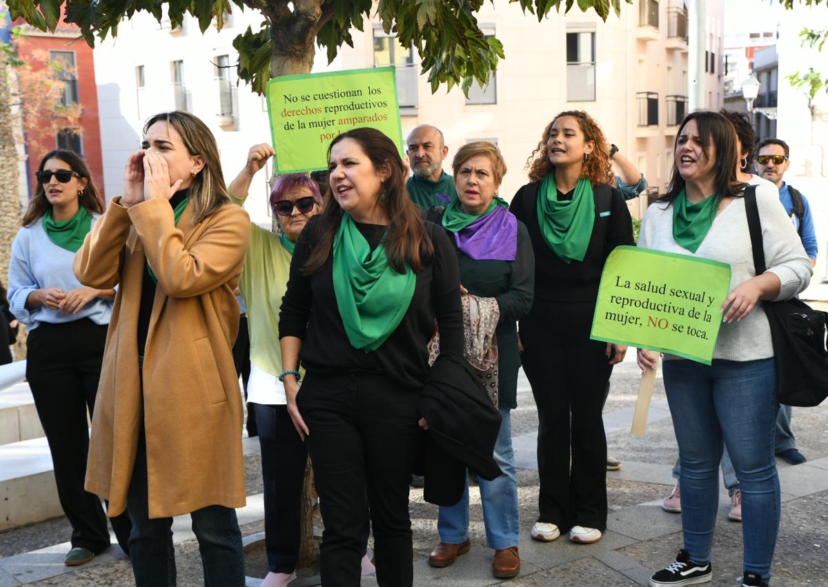 Imagen secundaria 1 - Inauguración de la Oficina de la Maternidad de Alicante y protesta.
